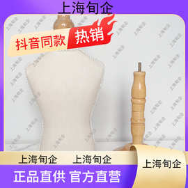 上海女模特與寵物衣架 時尚、溫情與創意的交織